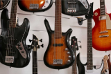Wie man eine Gitarre an die Wand hängt